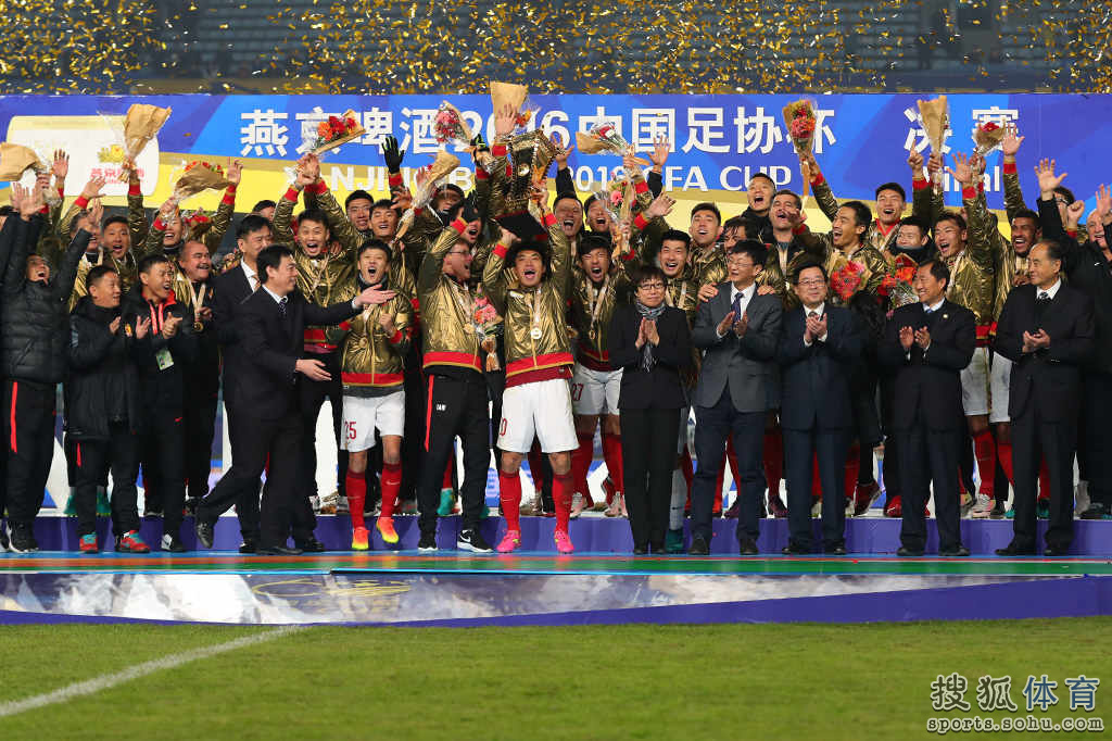 广州恒大取得四连胜，稳坐领先位置